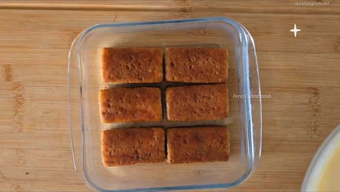 Vierte la crema sobre las galletas en un molde.