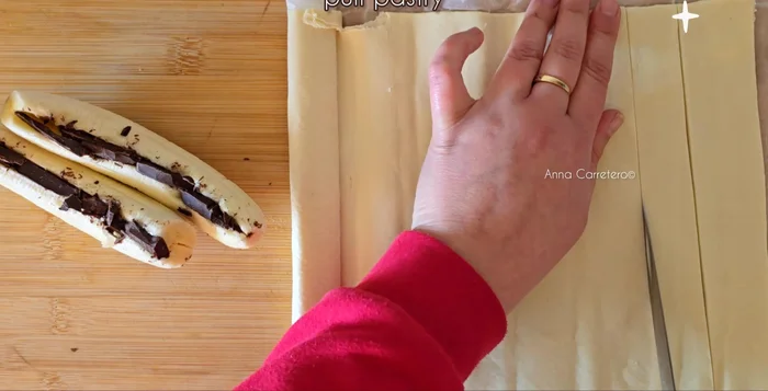 Partir la plancha de hojaldre en tiras.