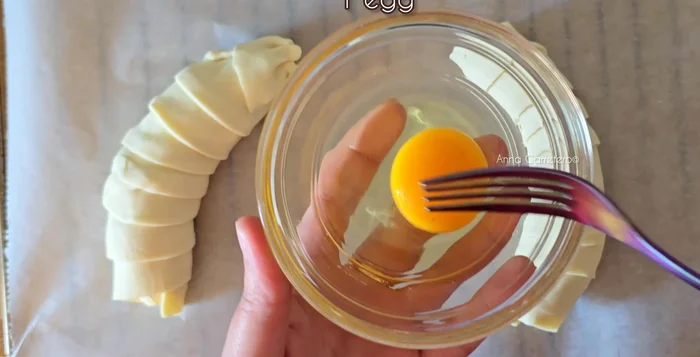 Pintar con huevo batido.