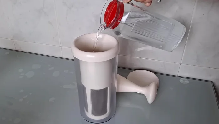 Colocar las avellanas en un recipiente y añadir 1 litro de agua fría.