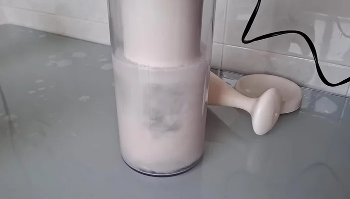 Triturar con la batidora de brazo o robot de cocina a máxima potencia durante 1 minuto.