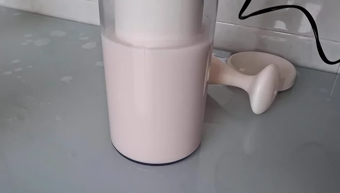 Si se utiliza el filtro superfino, colocarlo sobre un recipiente. Verter la mezcla de avellanas y agua sobre el filtro. Levantar ligeramente el filtro y presionar la pulpa con el mortero de plástico para extraer todo el líquido.