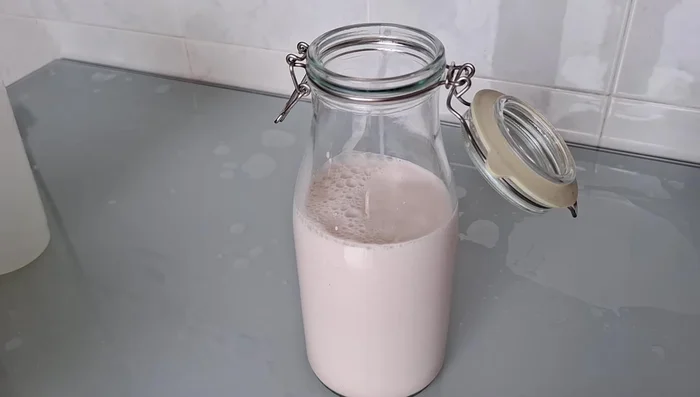 Refrigerar la leche en un recipiente con cierre hermético. Se conservará al menos 3 días.