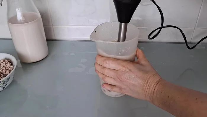 Para la leche de avellanas y coco: Repetir los pasos 3-6, añadiendo 20g aproximadamente de coco rallado junto con las avellanas.