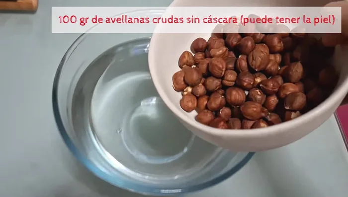 Remojar 100g de avellanas crudas con piel (sin cáscara) en agua durante toda la noche (aprox. 12 horas). Esto las activará.
