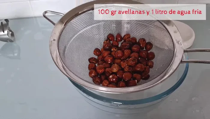 A la mañana siguiente, escurrir las avellanas.
