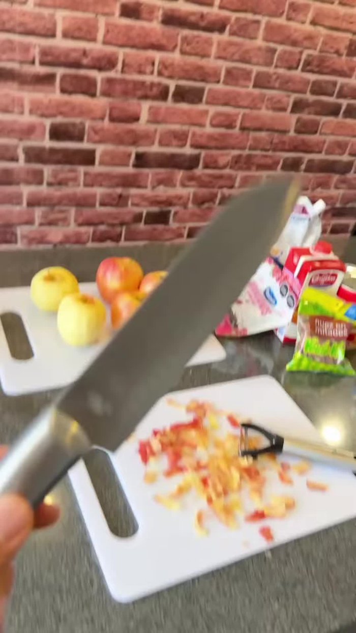 Lavar y cortar la manzana, el apio y la lechuga en trozos pequeños.