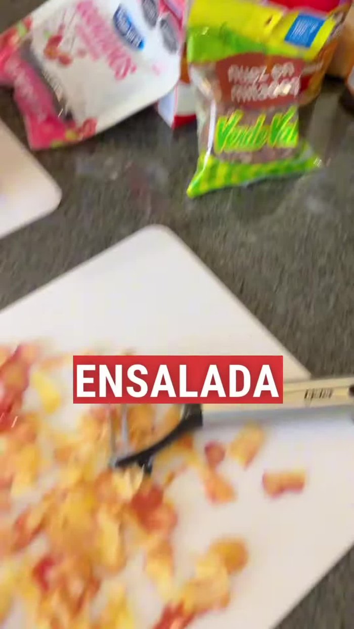 Agregar la mayonesa, la leche condensada, la leche evaporada, la vainilla y la canela.