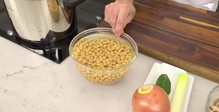 Poner los garbanzos a remojo la noche anterior. Si usas garbanzos ya cocidos, omitir este paso. (108.799)