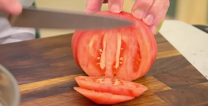 Mientras los garbanzos se cocinan, preparar la vinagreta: mezclar el zumo de lima (o limón), mostaza, miel, aceite y sal en un bote. Batir bien hasta emulsionar. (369.0)