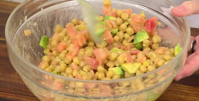 Una vez cocidos los garbanzos, escurrirlos y mezclarlos con la vinagreta, el tomate y el aguacate. (540.279)