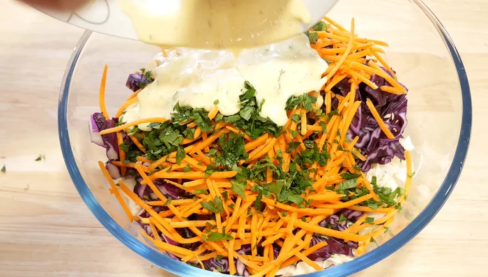 Agregar la salsa a la ensalada y mezclar bien.