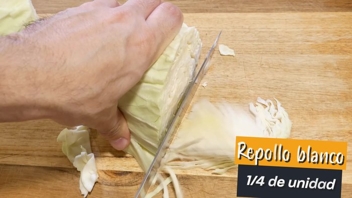 Cortar el repollo blanco en tiras finas.