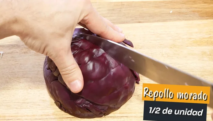 Picar finamente el repollo morado.