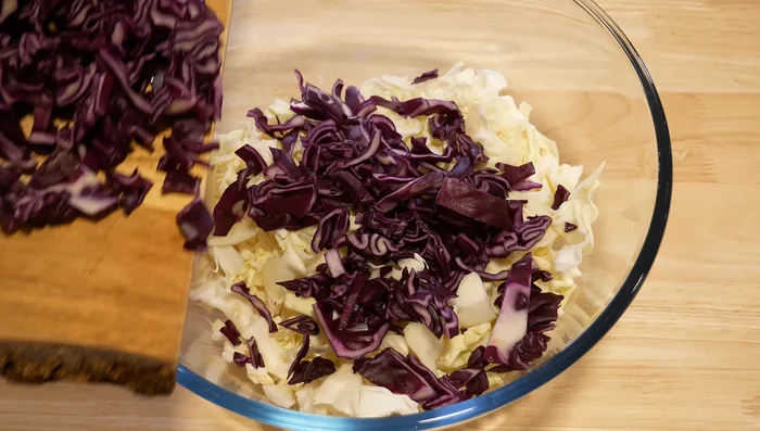 Agregar el repollo morado al bol.