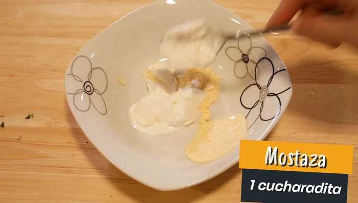 Preparar la salsa: mezclar la mayonesa/yogur, mostaza, orégano, sal, jengibre en polvo, vinagre y miel.