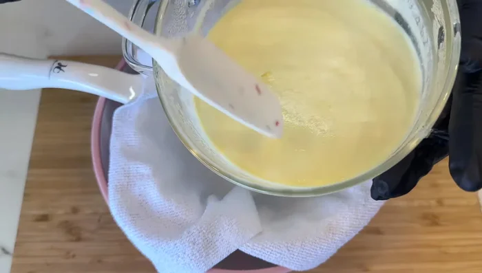 Deja que el suero se drene completamente, dejando solo la parte grasa que formará el queso mascarpone.