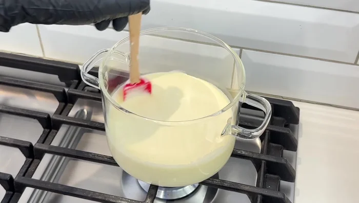 Calienta la crema hasta que alcance los 85°C (usa un termómetro).