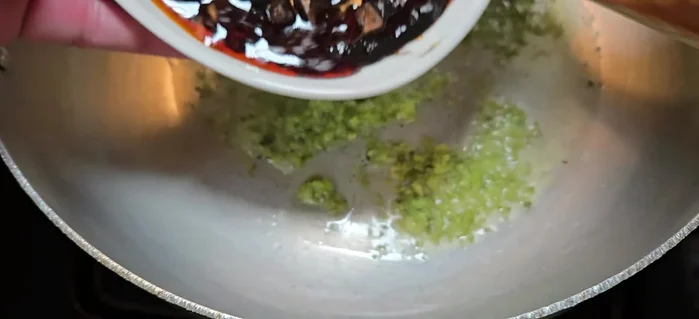 En un caldero, añade 2-3 cucharadas de sofrito.