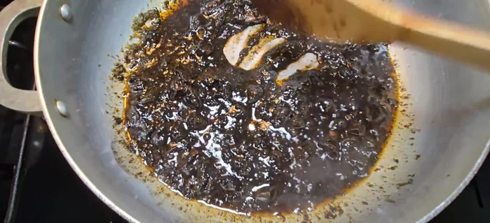 Incorpora 2 latas de calamares en su tinta.