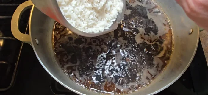 Agrega 2 tazas de arroz y 3 tazas de agua.