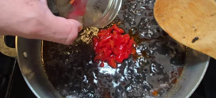 Añade un potecito de pimientos morrones cortados, incluyendo su caldito.