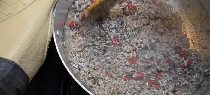 Cocina a fuego bajo hasta que el arroz esté listo (aproximadamente 15 minutos más).