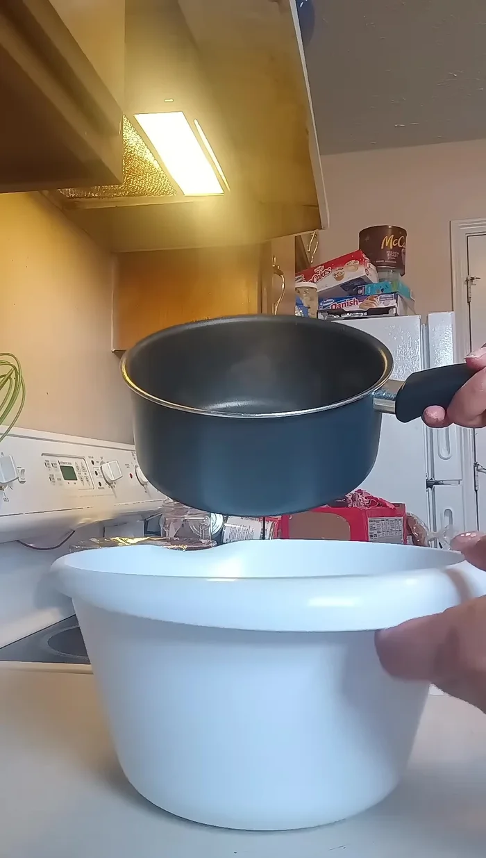 Preparar la masa: Mezclar la maseca con agua tibia/caliente hasta obtener una masa manejable.