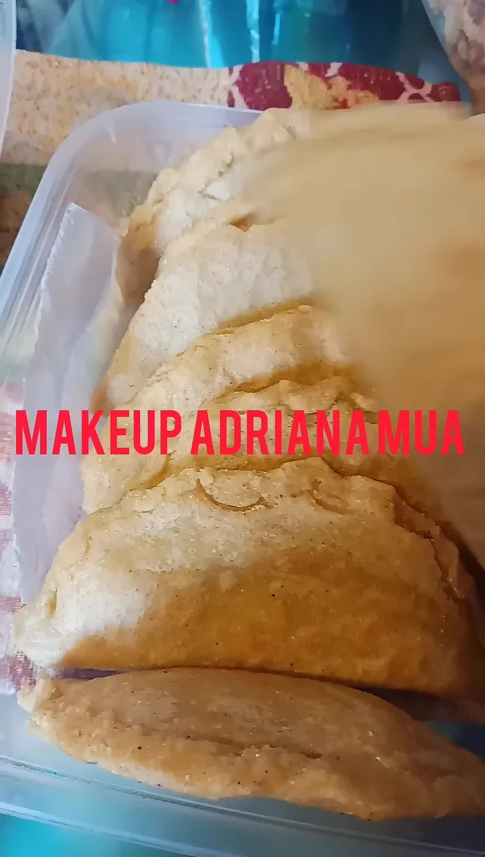 Servir: Servir las empanadas calientes con la salsa picante.