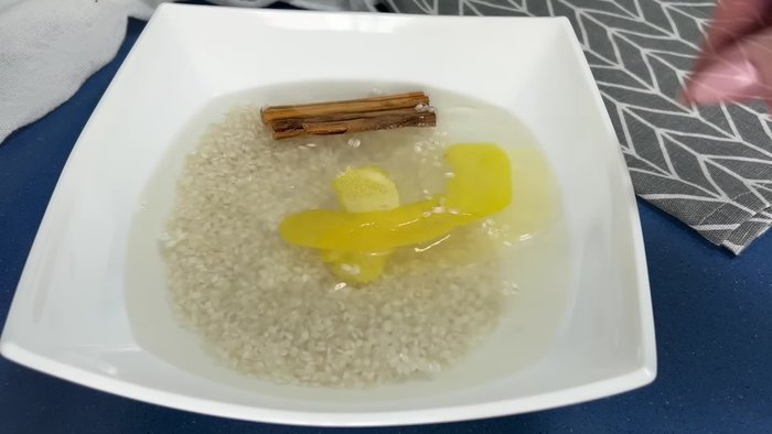 Añadimos los palos de canela, la piel de limón y la piel de naranja (solo la parte amarilla, sin la parte blanca).