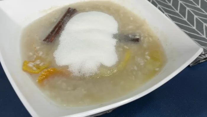 Sacamos del microondas y añadimos el azúcar y la leche. Removemos para mezclar.