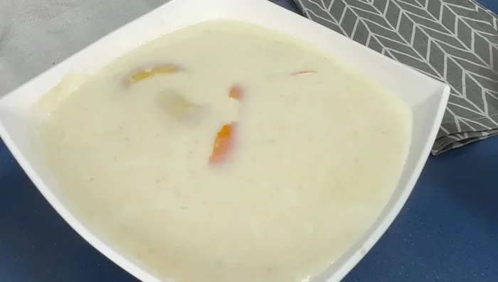 Sacamos, retiramos las pieles de limón y naranja y los palos de canela.