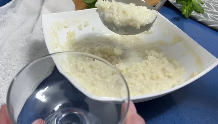 Dejamos enfriar durante al menos 3 horas para que el arroz absorba el líquido.