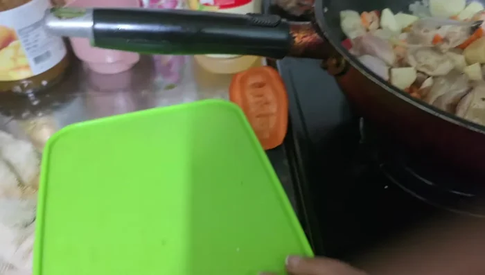 Agregar la pasta de tomate.