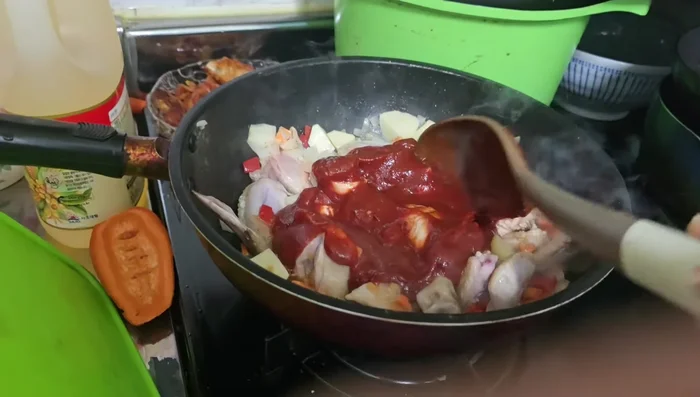 Agregar agua para que se cocine la papa y la zanahoria.