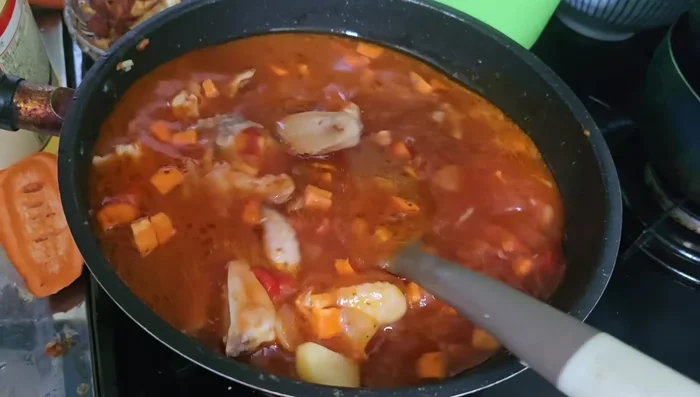 Una vez que hierva y la papa y la zanahoria estén cocinándose, agregar una taza de arroz mexicano.