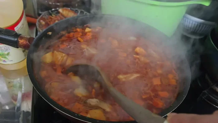 Dejar cocinar hasta que el arroz esté listo.