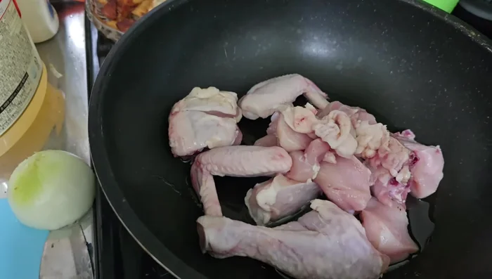 Cortar la cebolla y el morrón en trozos.