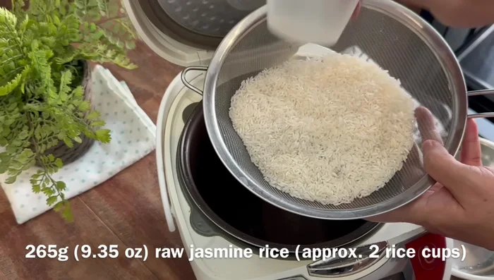 Preparar la olla arrocera: Agregar el arroz lavado en la olla arrocera. Agregar el agua. (93.24)