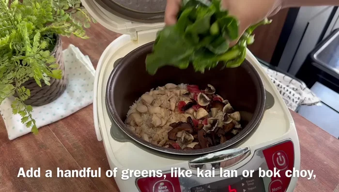 Agregar verduras: Una vez que el arroz esté cocido, agregar las verduras elegidas a la olla arrocera. Tapar y dejar cocer al vapor durante 3 minutos. (308.16)