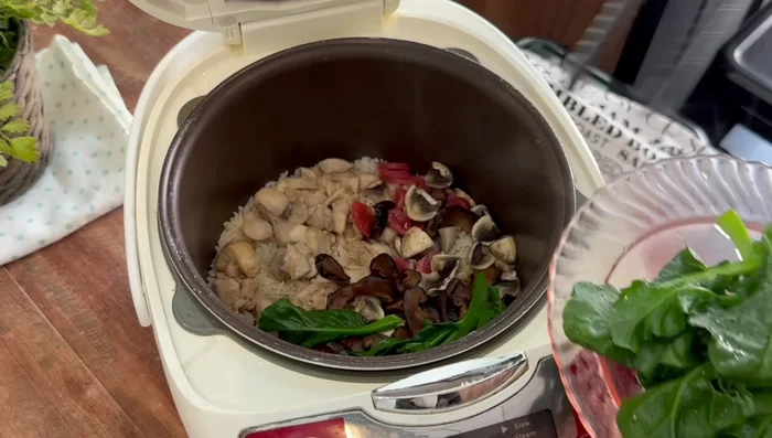 Agregar salsa y servir: Retirar las verduras y verter la salsa sobre el arroz. Mezclar suavemente. (330.24)
