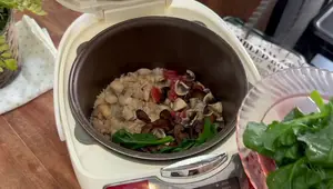 Pollo al estilo Claypot con Arroz y Champiñones en Olla Arrocera