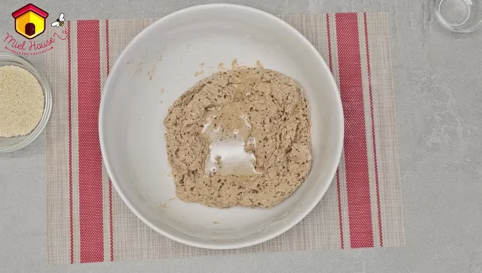 Agregar una cucharada de aceite y seguir amasando.