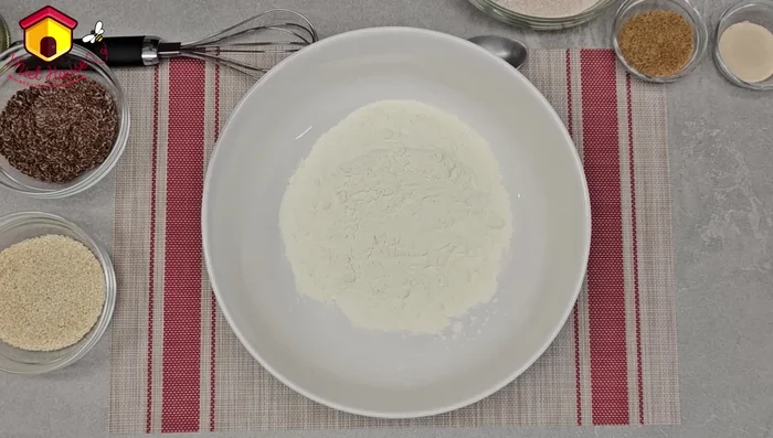 Mezclar las harinas común e integral en un bol.