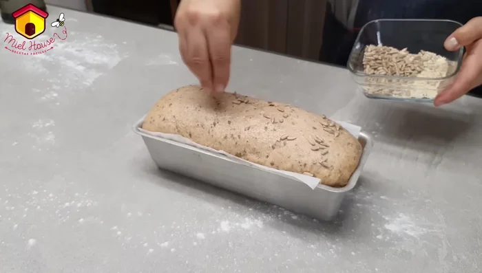 Opcional: Pincelar la masa con leche o agua y agregar semillas por encima antes de hornear.