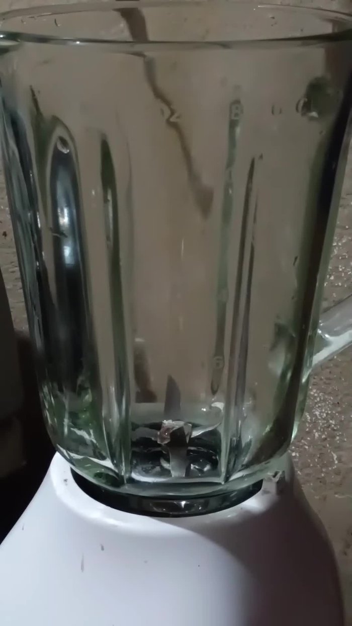 En la licuadora, agrega dos tomates enteros, un cuarto de cebolla, un chile serrano y uno a tres dientes de ajo (dependiendo del tamaño). Agrega una pizca de sal al gusto.