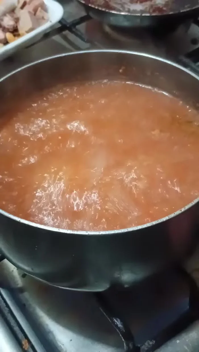 Cuando la mezcla hierva, agrega la zanahoria, el apio y el cilantro (opcional).