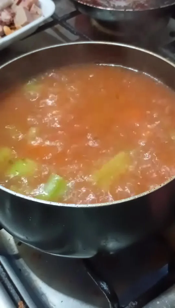 Cocina hasta que hierva de nuevo, luego agrega los mariscos.