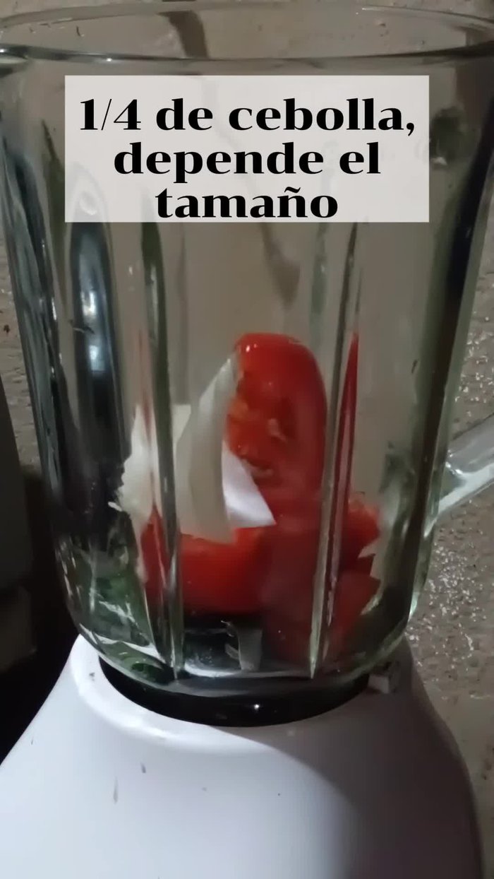 Licúa hasta obtener una mezcla homogénea. Agrega un poco de agua a la licuadora para aprovechar toda la mezcla.
