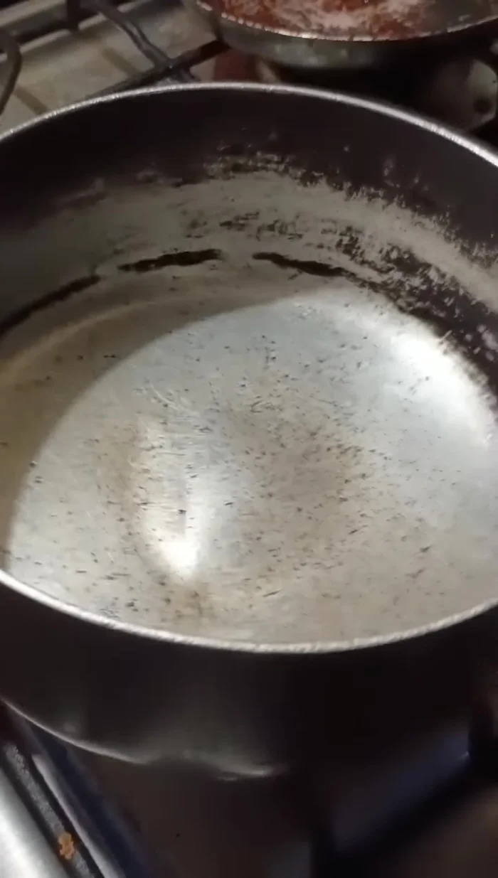 En una olla, calienta un poco de aceite a fuego medio.